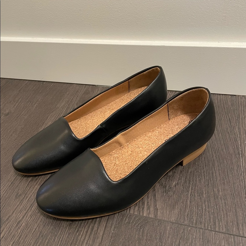 Never used brand new flat shoes. Vegan Leather with handmade in Brazil.